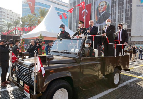 İzmir, Cumhuriyetimizin 98. Kuruluş Yıl Dönümünü Coşkuyla Kutladı