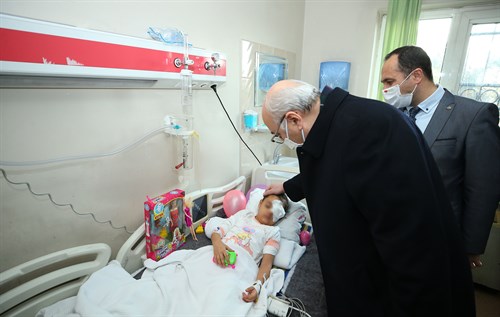 Vali Köşger, Yaralı Depremzedeleri Hastanede Ziyaret Etti
