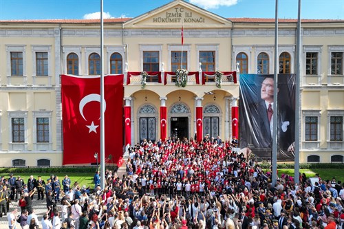 Öğrenciler ve Halk Oyunu Ekiplerinden Konak Meydanı'nda 29 Ekim Gösterisi