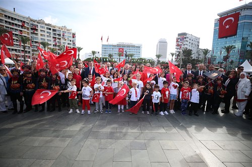 Cumhuriyetimizin 100. Yılı, İzmir'de Coşkuyla Kutlandı 