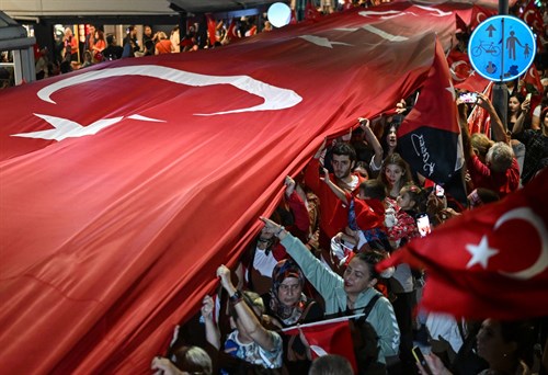 29 Ekim Kutlamaları, Binlerce İzmirlinin Katıldığı Fener Alayı ve Havai Fişek Gösterisiyle Taçlandı